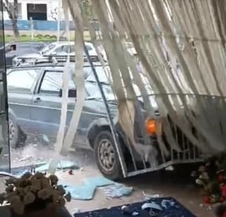 Dono destrói fachada da própria loja em Santa Catarina