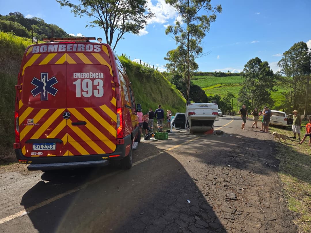 Condutor é retirado de veículo capotado após acidente em área rural de Cordilheira Alta