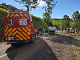 Veículo capotou e parou com as rodas para o ar (por Divulgação CBM)