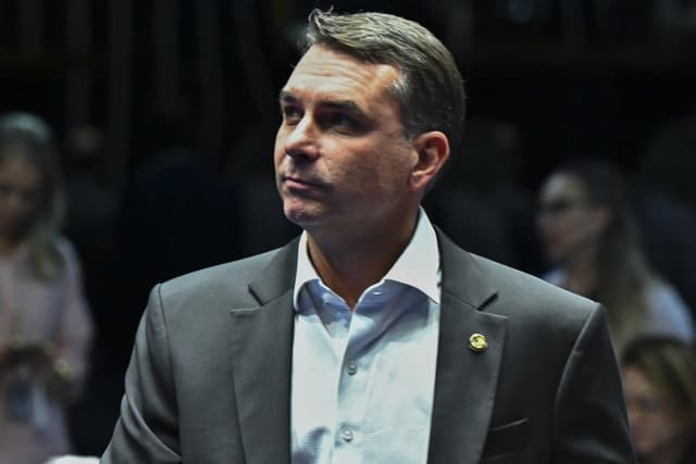 Flávio Bolsonaro relaciona eliminação do Brasil na Copa ao PT