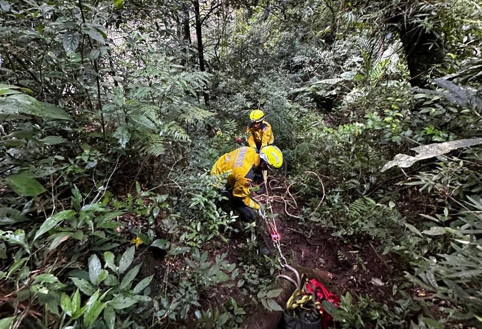 Equipe montou força-tarefa para resgatar vítima (Foto por Corpo de Bombeiros)