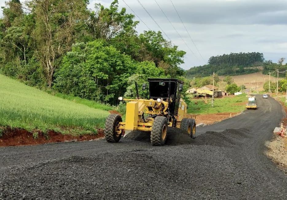 Trânsito será interrompido nesta terça e quarta-feira para obras de asfaltamento na Linha Pio X, em Pinhalzinho