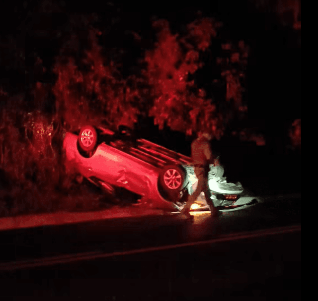 Pessoa envolvida em capotamento deixa local antes da chegada dos bombeiros em São Carlos