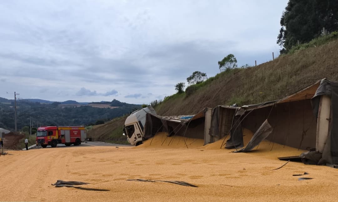 Carreta bitrem tomba na SC-350 e derramamento de milho interdita rodovia