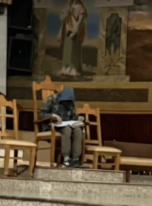 Suspeito entra em igreja, lê a Bíblia e a furta antes de ir embora
