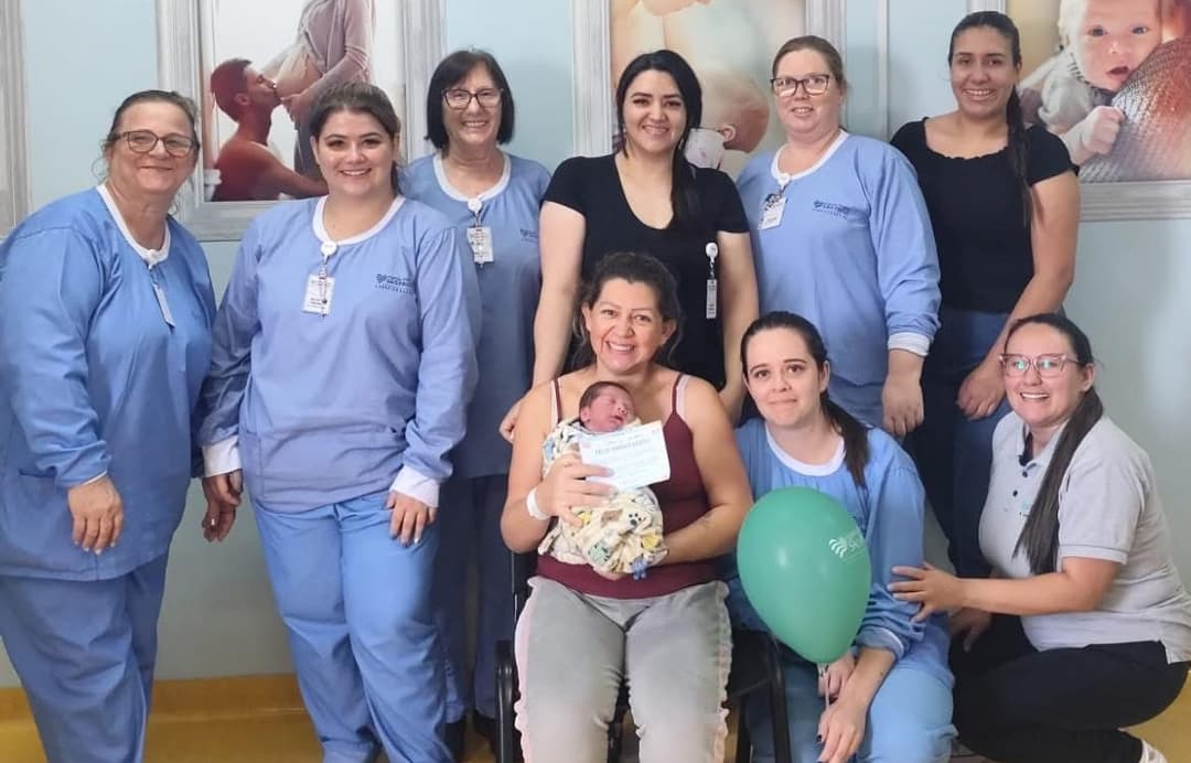 Mãe comemora aniversário com chegada de bebê no mesmo dia