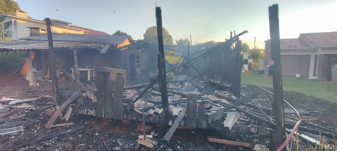 Incêndio destrói residência no centro de Tigrinhos