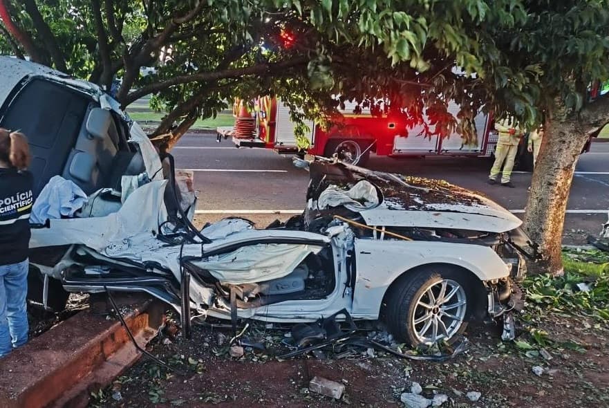 Carro ficou irreconhecível (Foto por PM)