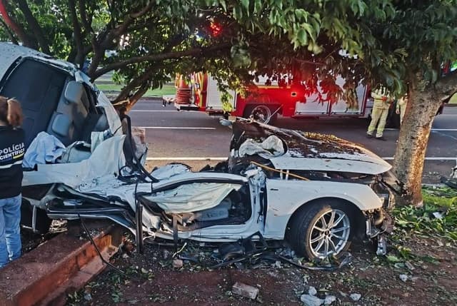 Automóvel fica retorcido em gravíssima colisão