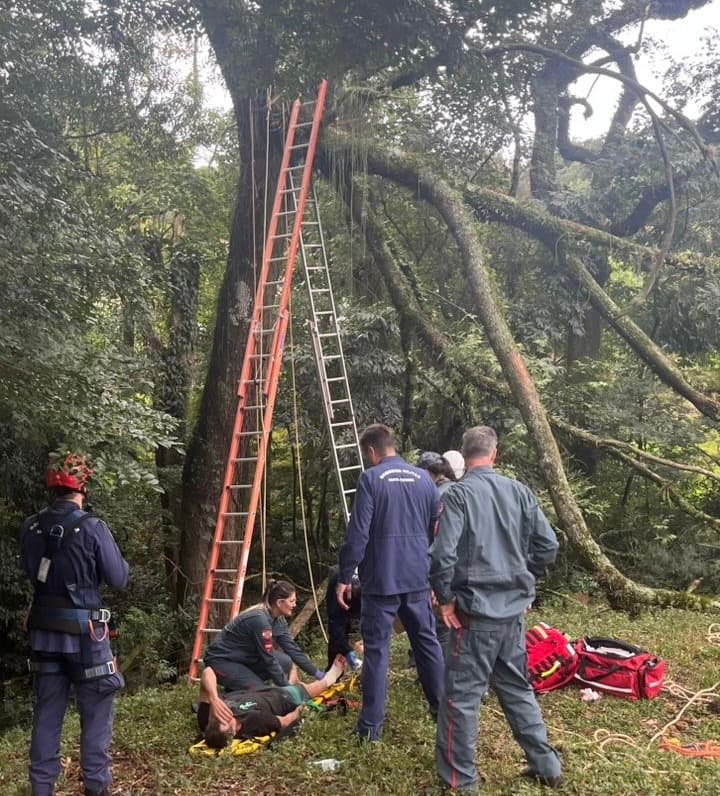 Homem tem perna prensada por galho a 10 metros de altura