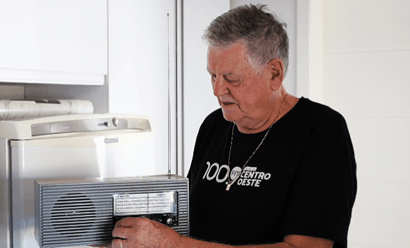 Ernani e sua admiração por rádios (Foto por Henrique Paulo Koch)