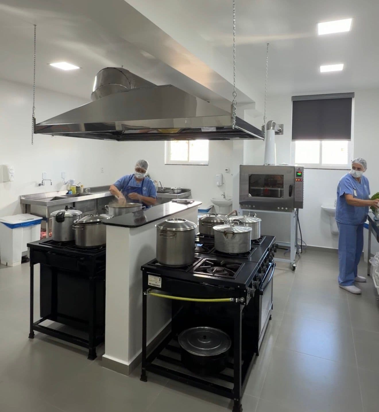 Hospital de Pinhalzinho moderniza cozinha com reforma estrutural e novos equipamentos industriais 
