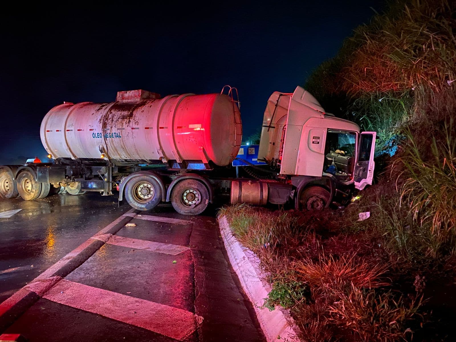 Carreta colidiu em barranco (Foto por Felipe Eduardo Zamboni)