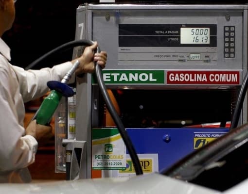 Em meio à instabilidade internacional, Brasil aumenta mistura de etanol na gasolina