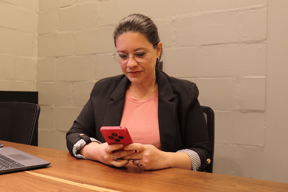 Mexer no celular do "mozão" sem permissão pode dar cadeia; entenda