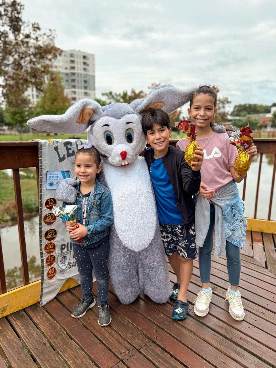 Caça aos ovos transforma Praça do Lago em cenário de alegria para crianças em Pinhalzinho