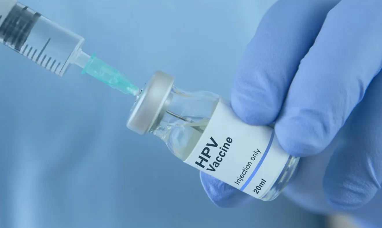 Jovens de 15 a 19 anos podem se vacinar contra HPV até junho de 2026 (Foto por Reprodução/Internet)