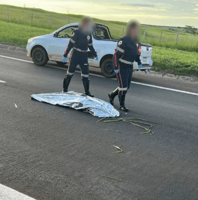 Jovem teve o corpo coberto em rodovia (Foto por Divulgação)