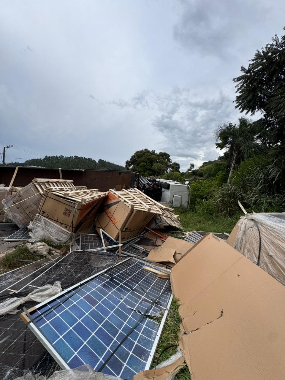 Capotamento de caminhão carregado com placas solares deixa um morto na SC-155