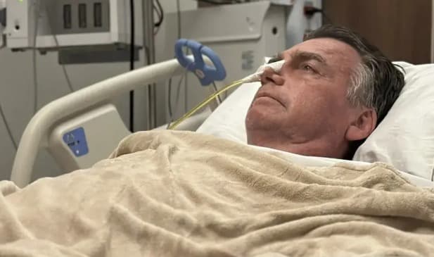 Bolsonaro tem broncopneumonia e está na UTI, diz boletim médico (Foto por Divulgação)