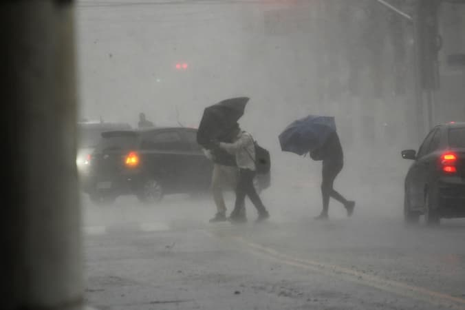 Tempestades colocam Oeste de Santa Catarina e regiões do Sul do Brasil em alerta nesta terça-feira