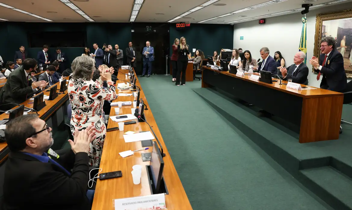 CCJ aprova admissibilidade de propostas que acabam com escala 6x1 (Foto por Lula Marques/Agência Brasil)