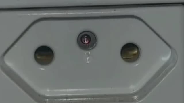 Funcionária encontra câmera oculta em banheiro de empresa