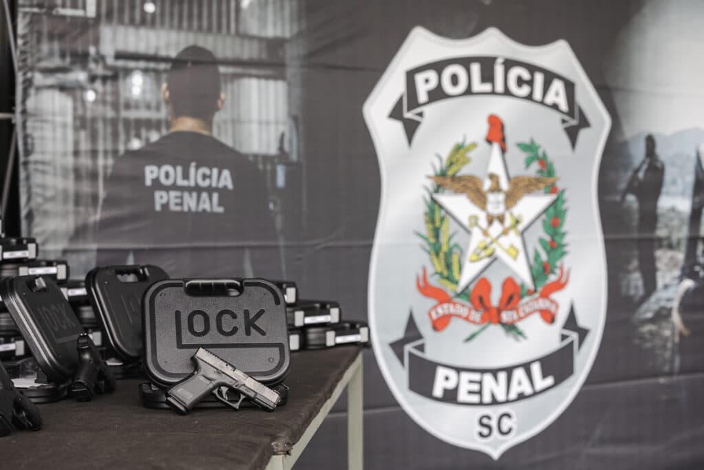 Entrega inclui veículos adaptados para escoltas e armamentos, com investimentos de R$ 32,6 milhões em segurança prisional (Foto por Divulgação)