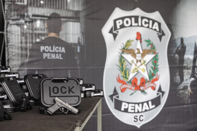 Polícia Penal de SC recebe 18 viaturas e 800 pistolas Glock