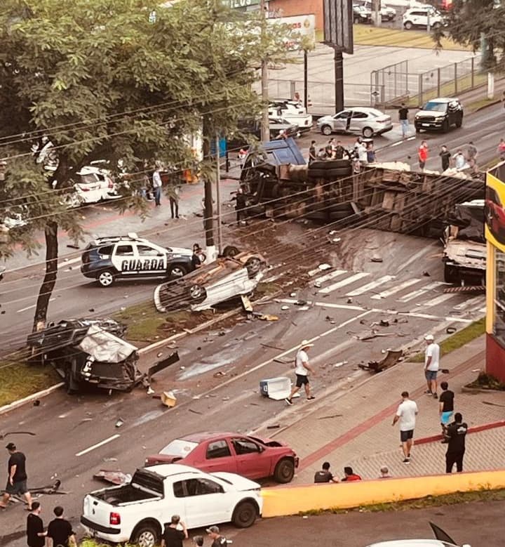 Impacto violento: Carreta desgovernada provoca grave acidente e atinge vários veículos em Chapecó