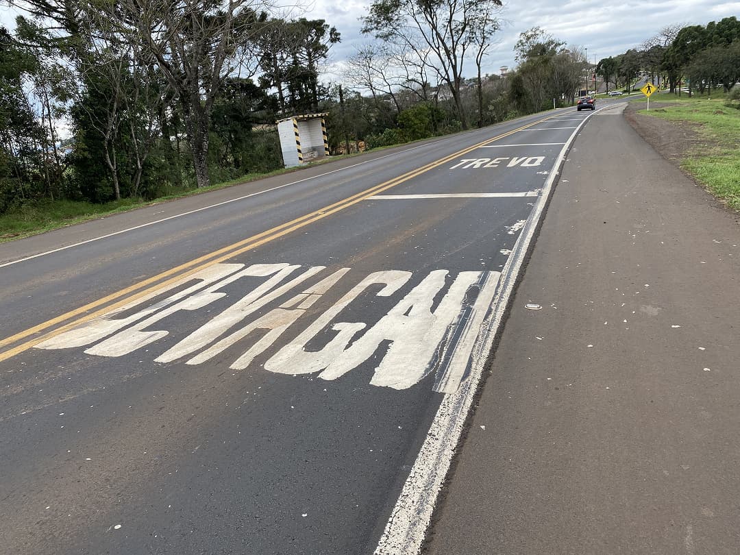 Faixas com relevo ajudam a alertar motoristas próximos a trevos da BR-282