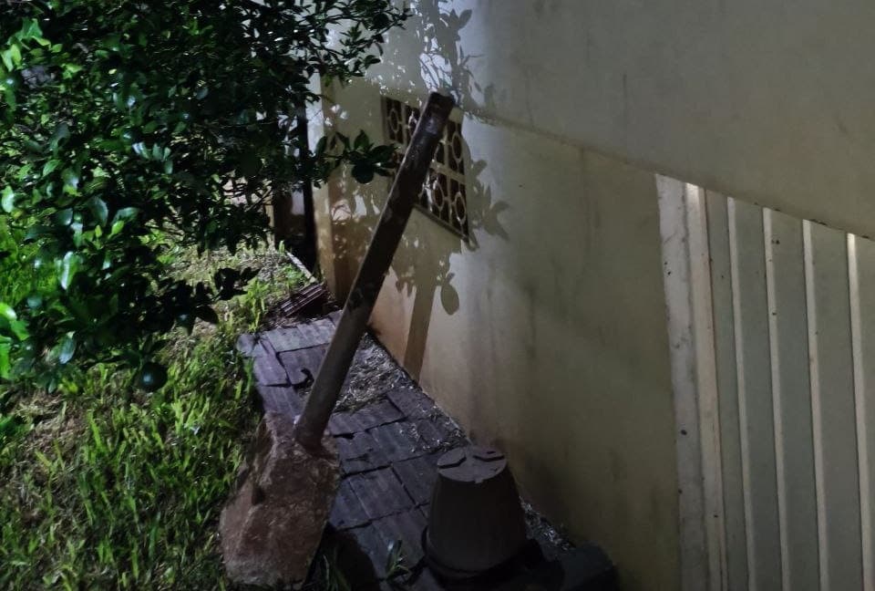 PM prende suspeito de estupro que entrou em residência usando escada