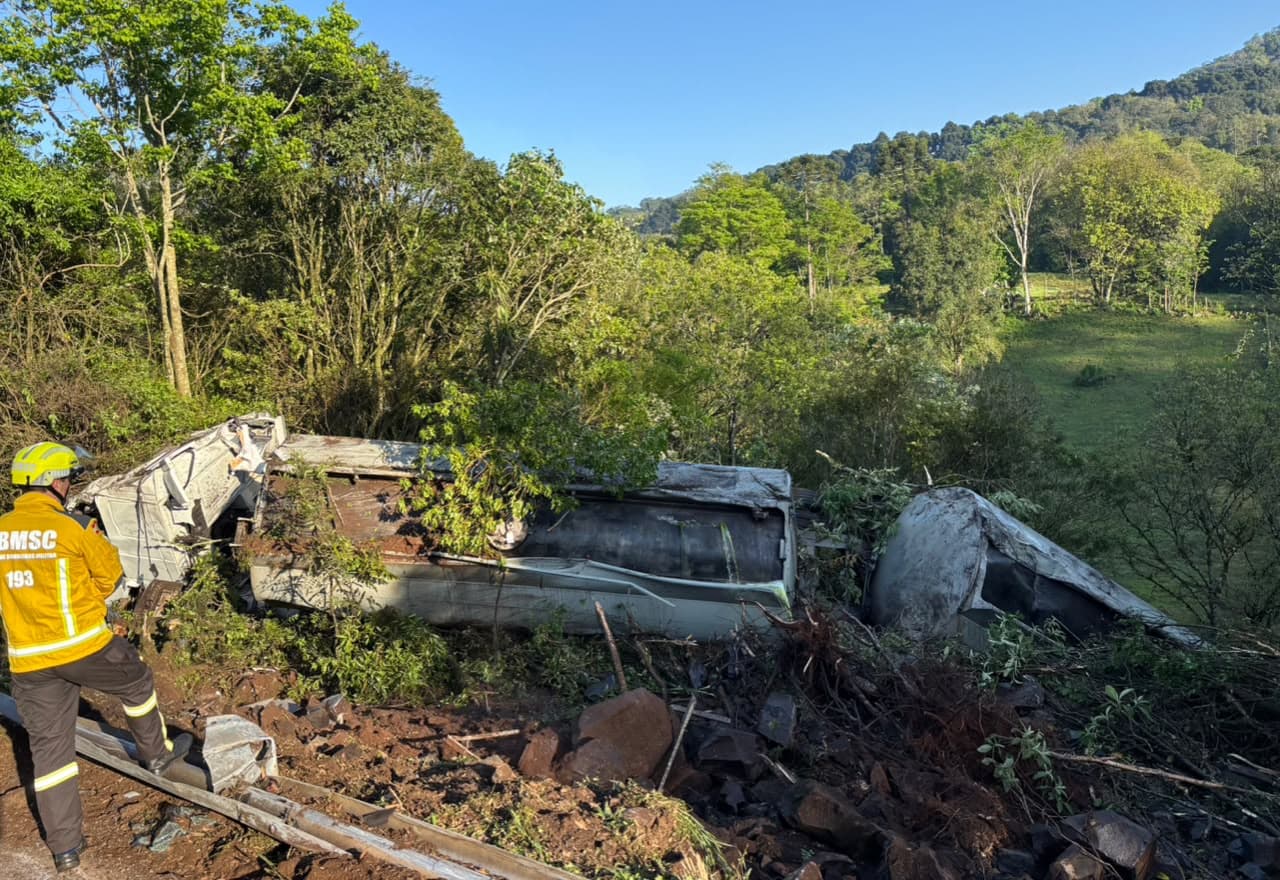 Caminhoneiro "nasce de novo" ao se acidentar em Saudades
