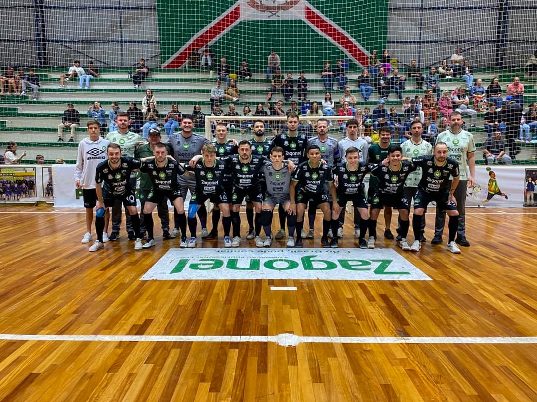 Pinhalense é derrotada, mas mantém vice-liderança