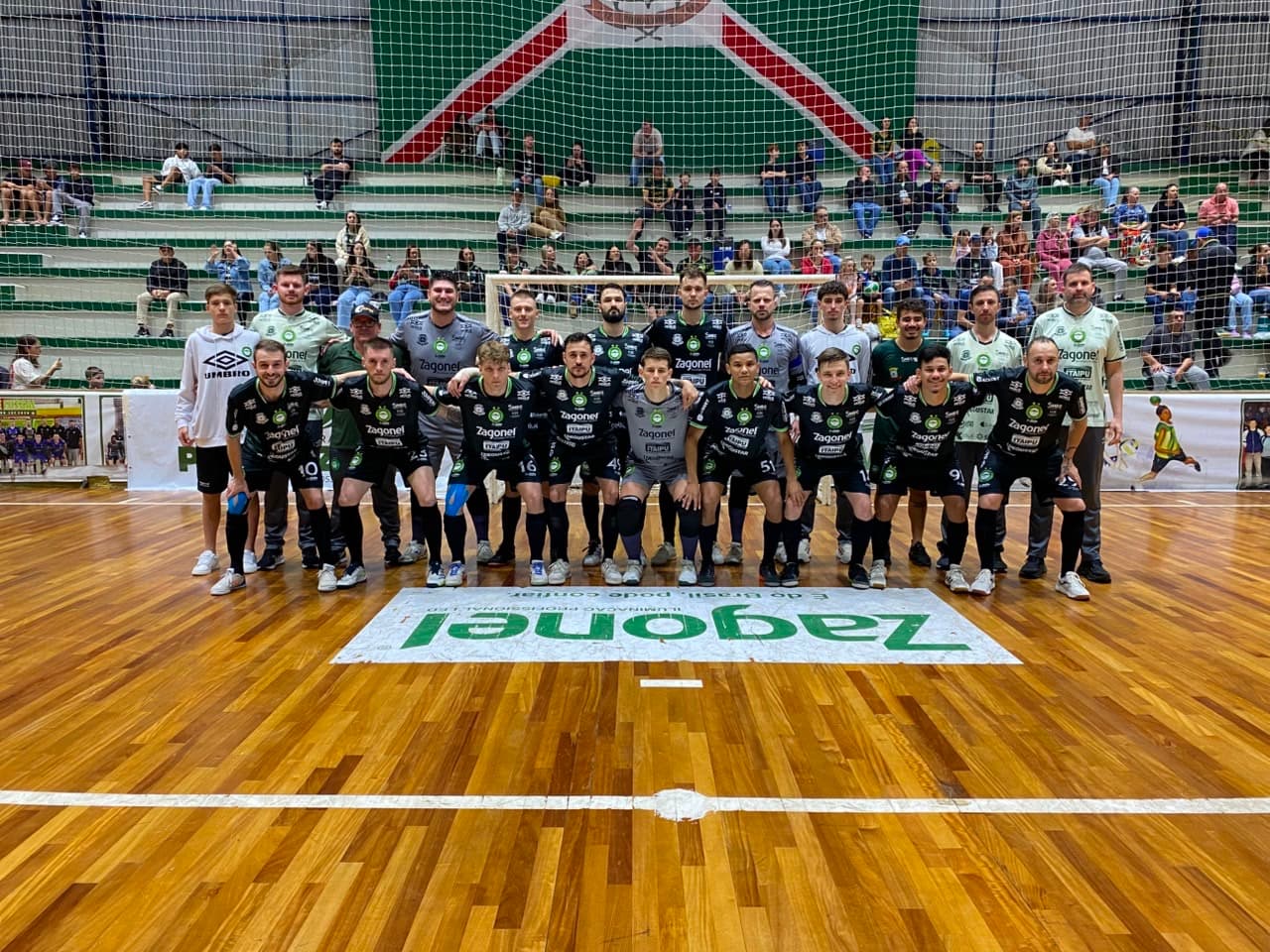 Pinhalense é derrotada, mas mantém vice-liderança