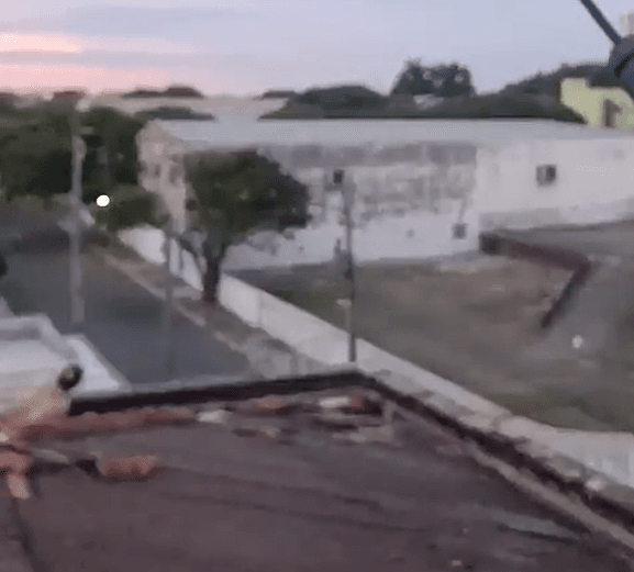 Foragido sobe em telhado para escapar da polícia