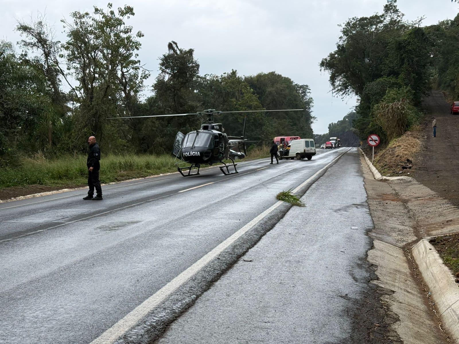 Colisão entre Fiat Fiorino e Nissan Versa mobilizou bombeiros e equipes do SAER-FRON na tarde desta sexta-feira (Foto por Gilmar Bortese)