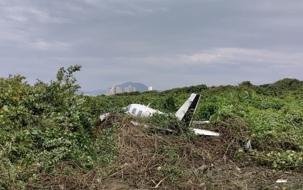 Dois ocupantes sobrevivem em queda de avião