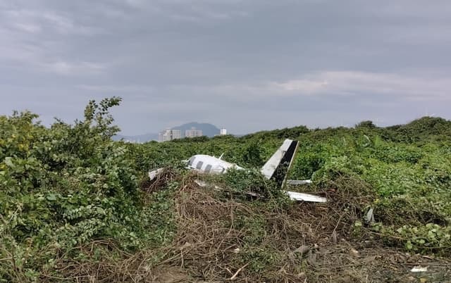 Dois ocupantes sobrevivem em queda de avião