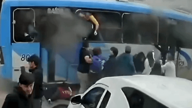 Passageiros quebram janelas para escapar de ônibus em chamas
