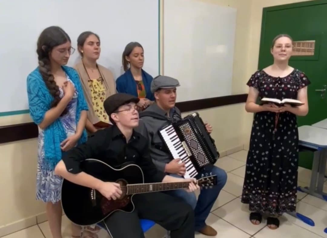 Alunos do terceirão se vestem de idosos e encenam missa