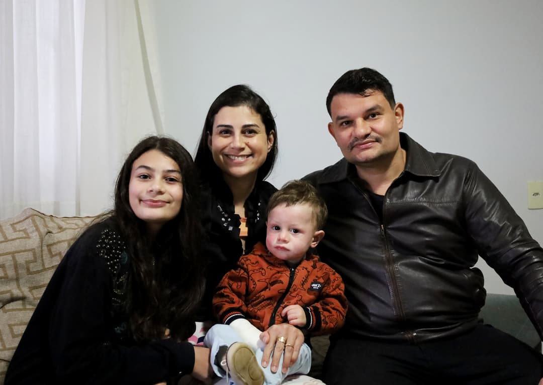 Em meio a orações, bebê que sofreu queimaduras volta aos braços dos pais