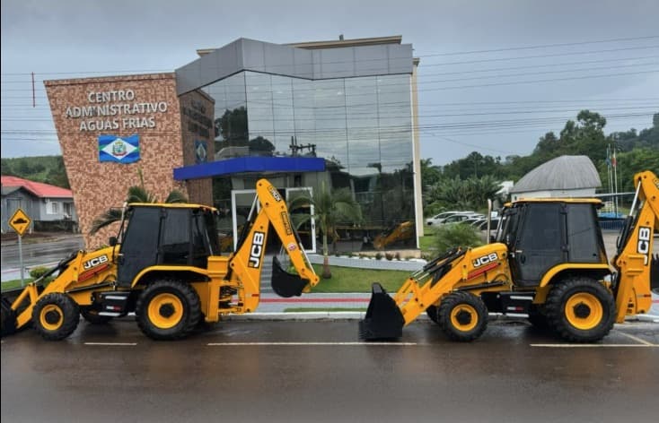 Águas Frias investe em duas novas retroescavadeiras para fortalecer serviços no campo e na cidade