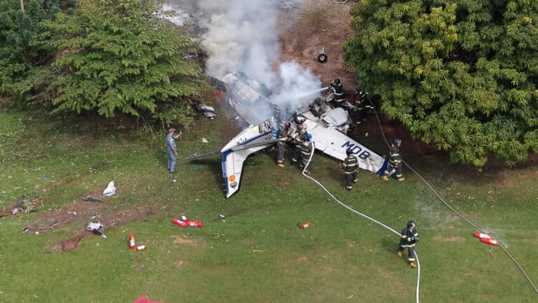 Avião cai em campo de futebol; duas pessoas morrem