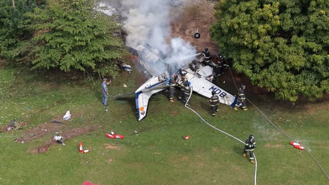 Avião cai em campo de futebol; duas pessoas morrem