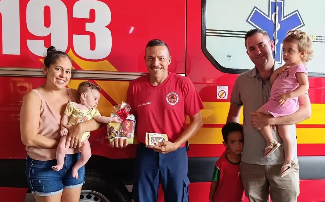 Bebê de 4 meses reencontra equipe que salvou sua vida