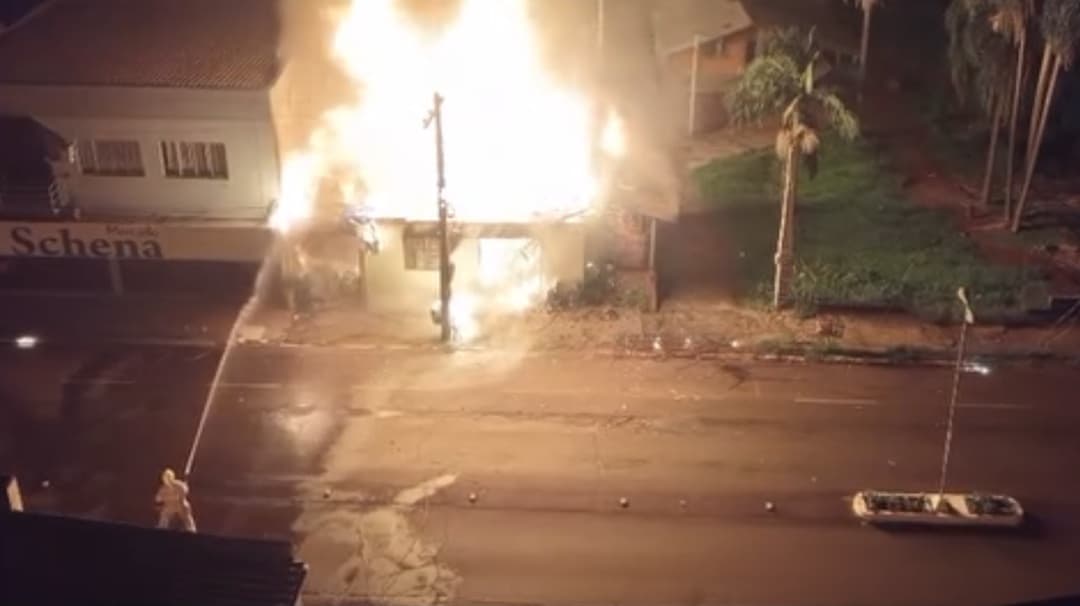 Fogo destrói casa e quase atinge comércio em Palmitos