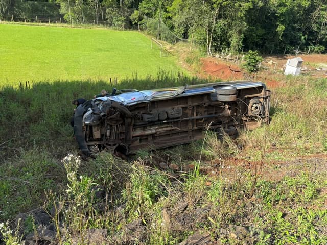 Colisão na SC-160 deixa van tombada às margens da rodovia