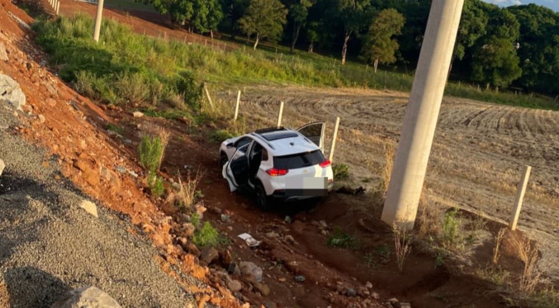 Carro desceu um barranco nas margens da rodovia (por Corpo de Bombeiros)