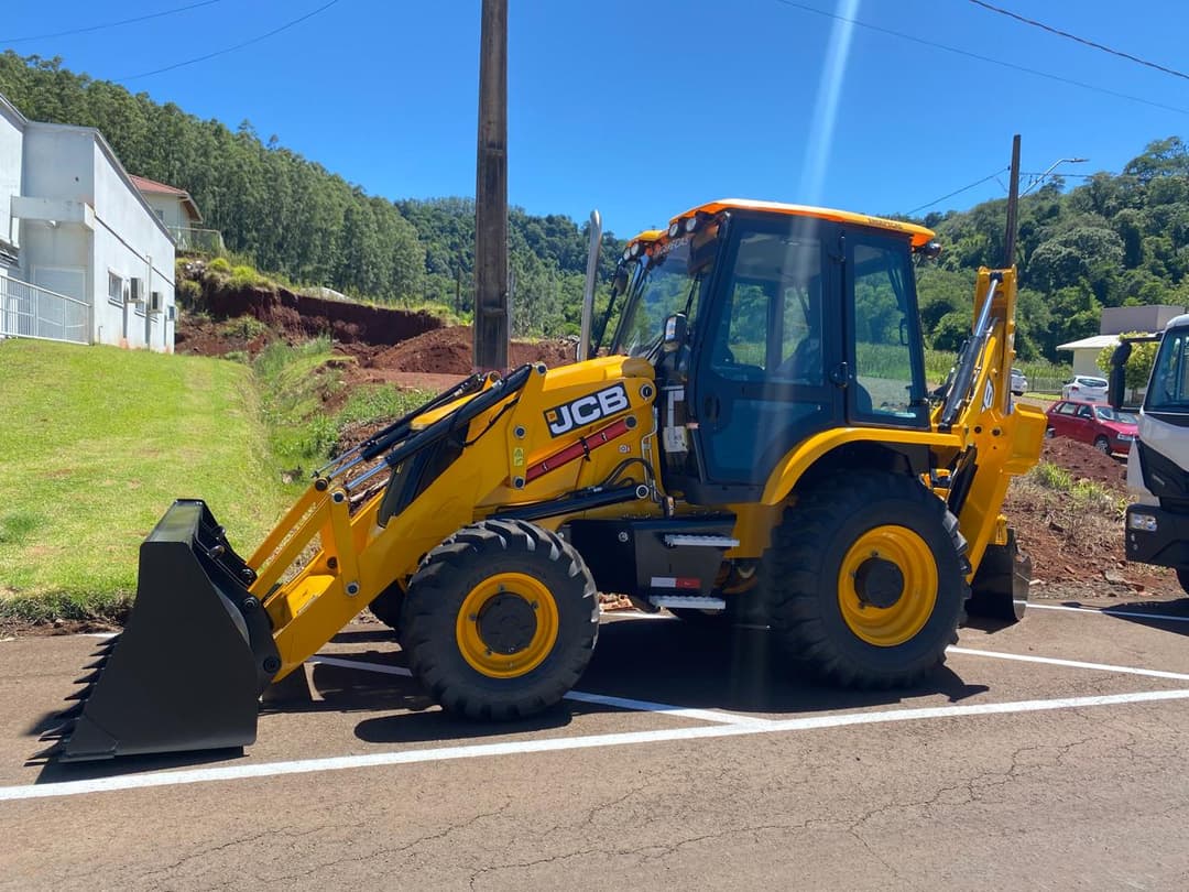 Com apoio parlamentar, União do Oeste incorpora retroescavadeira à frota